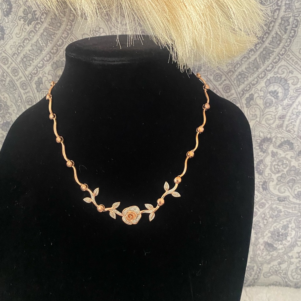 Elegant Gold and Silver Floral Necklace - Picture 5 of 6